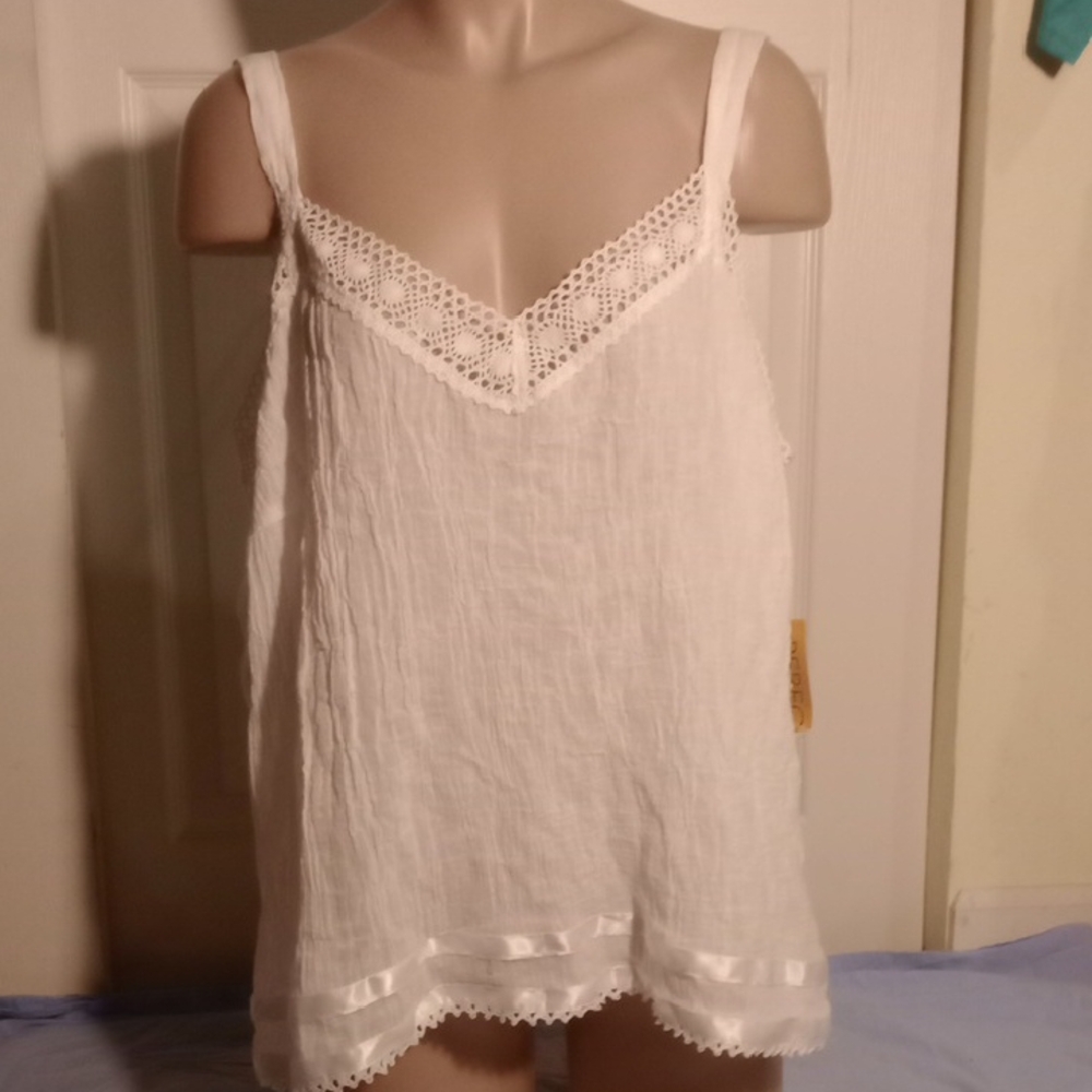 Chic White Lace-Trimmed Chemise